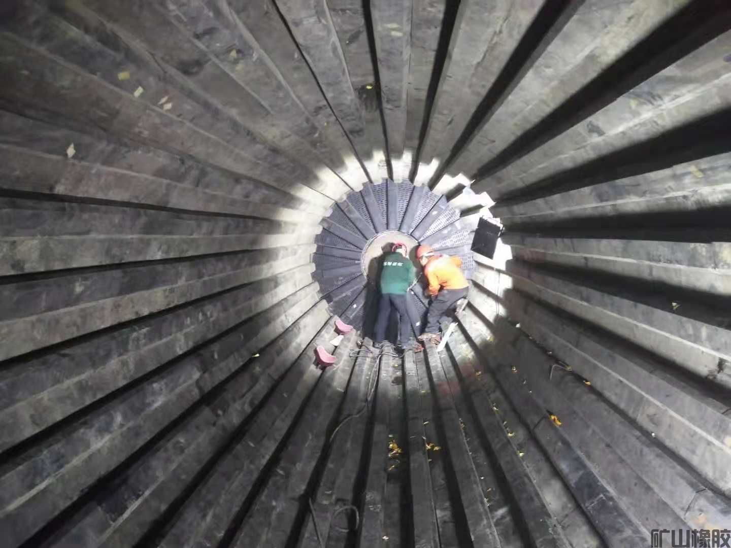 陰歷小年，還有兩名技術(shù)員奔波在安裝一線(圖1)
